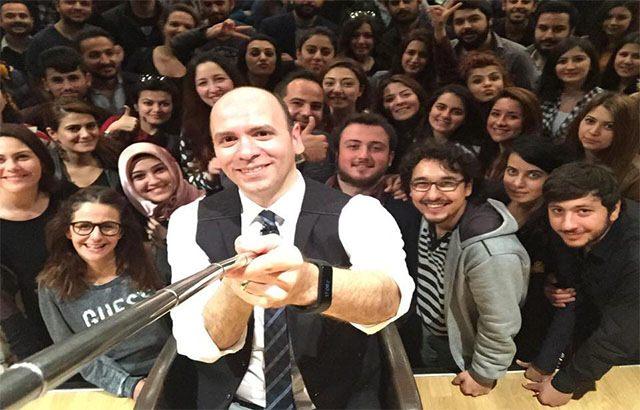<p>Okul bittikten sonra İstanbul'a gelen ünlü sunucu, 22 yaşında iken 1995 yılında Show TV'de işe başlayarak, Mehmet Ali Birand‘in 32. Gün ekibinde yer aldı. </p>
