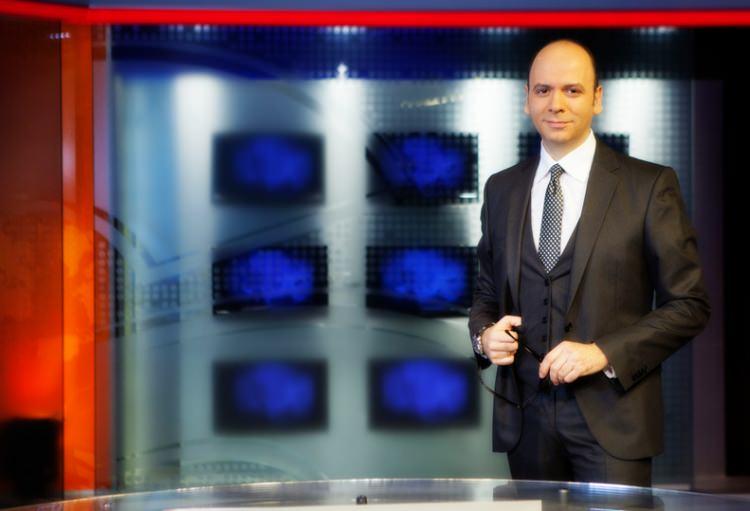 <p>Üniversite yıllarındayken TRT'ye gidip staj yapan Cem Öğretir sonrasında hafta sonları TRT-3'te Genç Haber diye bir program için hazırlanarak hem muhabirlik hem de spikerlik yapmaya başladı.</p>