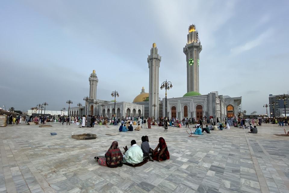 <p>Senegal'in başkenti Dakar'da, Kubbet-üs Sahra'ya benzer yaldızlı kubbesi, Mescid-i Nebevi'yi andıran mimarisi ve avlusuyla, görenleri büyüleyen Massalikoul Jinaan Camisi, cuma namazıyla ibadete açılacak. </p>