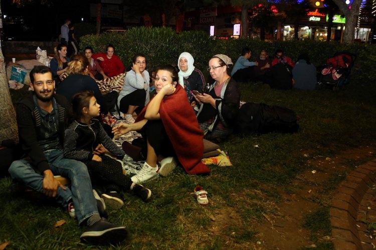 <p>İstanbul'da meydana gelen depremin ardından birçok ilçede vatandaşlar parklarda toplandı. Evlerine girmekte tereddüt eden vatandaşlar Taksim Meydanı Gezi Parkında toplanarak geceyi burada geçirdi.</p>
