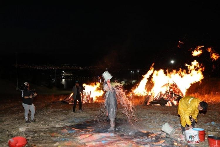 <p>Arslantaş, "Erzincan ateşi" performansında renklerini, ürünlerini, kültürel anlamlarını bir araya getirerek, birlik içinde Erzincan olmasını sembolize ettiklerini anlattı.</p>