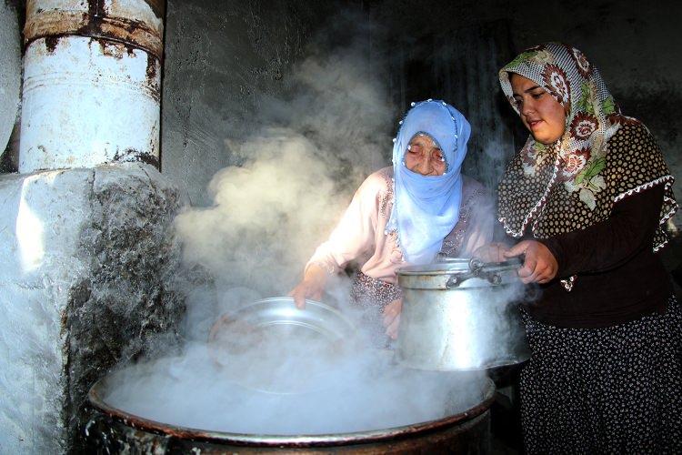 <p>Eskiden sadece kendi t&uuml;ketimleri i&ccedil;in yaptıkları orciği talep &uuml;zerine satmaya başladıklarını vurgulayan Ulusoy, "Hem kendi ihtiyacımız hem de gelir elde etmek i&ccedil;in &uuml;retiyoruz. Orcik kış aylarının vazge&ccedil;ilmez lezzetidir. Tamamen doğal olarak yapıyoruz. T&uuml;m ana malzemelerini kendi bah&ccedil;elerimizde yetiştiriyoruz." diye konuştu.</p>

<p>&nbsp;</p>
