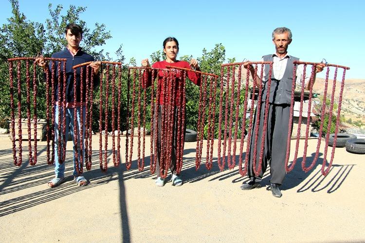 <p>"Bu lezzeti ailemiz ile şenlik havasında &uuml;retiyoruz. Bunun bir&ccedil;ok &ccedil;eşidi var. K&ouml;p&uuml;kl&uuml;, beyaz, kırmızı, siyah, nasıl sipariş verilirse o şekilde yapıyoruz.&nbsp;</p>

<p>&nbsp;</p>
