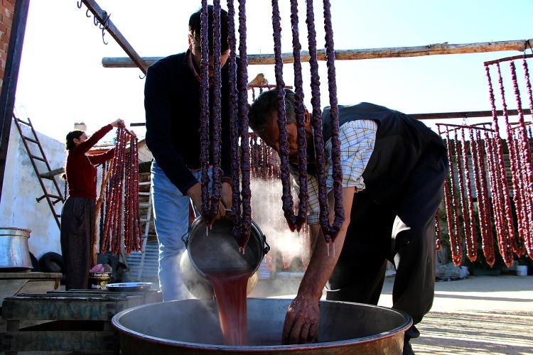 <p>Kullanılan ceviz aynıdır ama &uuml;z&uuml;m &ccedil;eşidi değişiyor. Orciğin lezzeti &uuml;z&uuml;m&uuml;n &uuml;retildiği toprağından gelir.&nbsp;</p>
