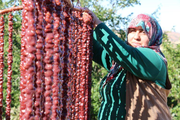<p>Bu toprak olmazsa bu lezzeti almaz. Yapımı &ccedil;ok zor. Kilosu 50 liradan alıcı buluyor."</p>
