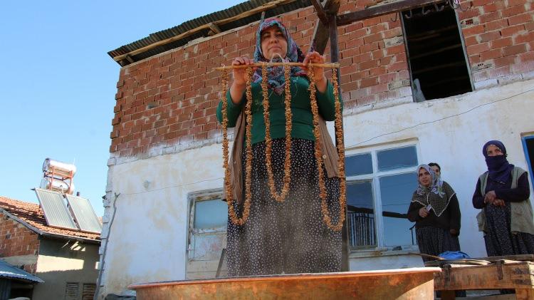 <p>K&ouml;yl&uuml;lerden 85 yaşındaki Ayşe Ulusoy da annesi ve babasından &ouml;ğrendiği orcik yapımını şimdi &ccedil;ocukları ve torunlarına &ouml;ğrettiğini ifade etti.</p>

<p>&nbsp;</p>
