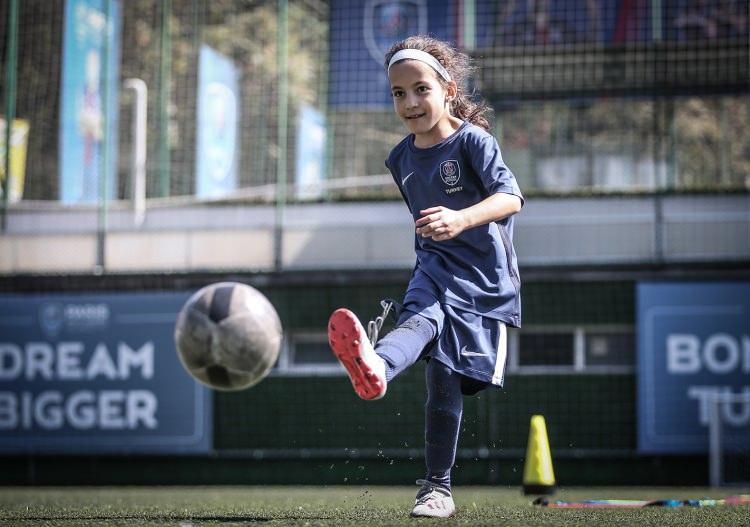 <p>Bu süreçte kızlarının sürekli ayakkabı eskittiğini ve yetiştiremediklerini aktaran Karakavak, "PSG'liler bir gün kızımızın okuluna geldi. Projelerinden bahsettiler ve bize de mantıklı geldi. Eğitim alıp bu yönde gelişmesi için onu buraya gönderdik." ifadelerini kullandı.</p>

<p> </p>
