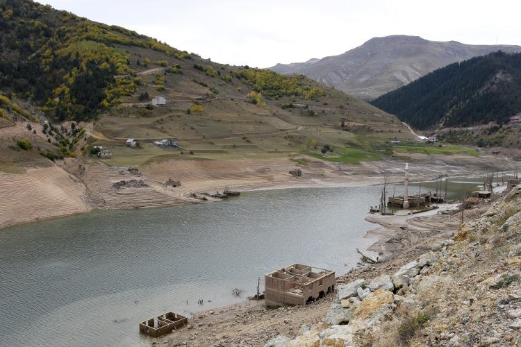 <p>Derenin adına türküler yakılan meşhur bir yanı bulunduğunu belirten Özlü, "Sular çekilince evlere, doğup büyüdüğümüz yerlere bakıp hasret gideriyoruz. Köyümüz 120 haneliydi. Şu anda her birimiz bir yere dağıldık. Doğup büyüdüğümüz, çobanlık yapıp top oynadığımız yerler su altında kaldı. Sular çekilince anılarımızı yad ediyoruz." ifadesini kullandı.</p>
