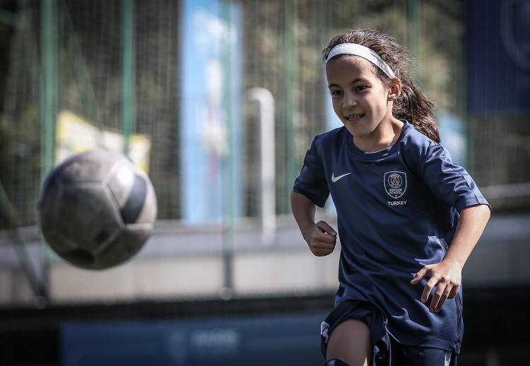 <p>Onun en büyük hayali gerçek sahalarda oynamak. Bunun için de uğraşıyor. Önceliği futbol ama hayatının odak noktasına da koymuyor. </p>
