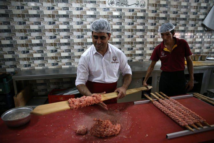 <p>Kentte yaklaşık 35 yıldır kebap&ccedil;ılık yapan Mustafa Dağoğlu, mesleğine başladığı yıllarda "tasarruf" amacıyla ahşaptan şişlere takarak yaptığı &uuml;r&uuml;n&uuml;n&uuml; yeniden hayata ge&ccedil;irmek i&ccedil;in &ccedil;alışma başlattı.&nbsp;</p>

<p>&nbsp;</p>
