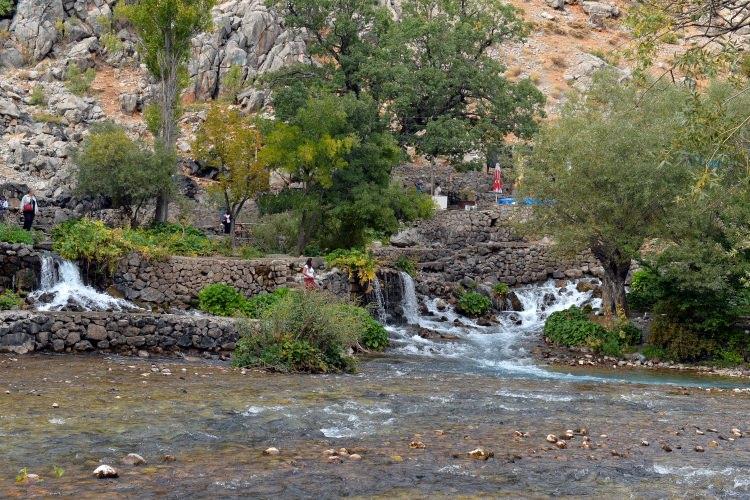 <p> Tunceli'nin Ovacık ilçesinde doğal güzelliğiyle dikkati çeken ve geçmişte yaşanan terör olayları nedeniyle hak ettiği ilgiyi göremeyen Munzur Gözeleri, bölgede yaşanan huzur ortamıyla gezginlerin gözde turizm adreslerinden biri haline geldi.</p>