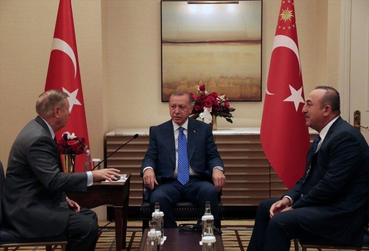 <p>Erdoğan ABD Senatörü Lindsey Graham'ı kabul etti.</p>
<p>Kabulde Dışişleri Bakanı Mevlüt Çavuşoğlu da hazır bulundu.</p>
<p> </p>