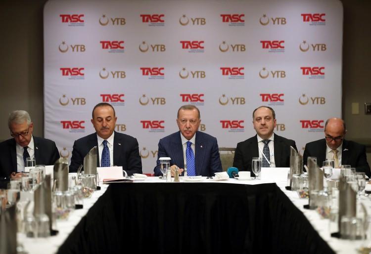<p>New York’taki temaslarına devam eden Erdoğan, ABD Müslüman toplumunun temsilcileriyle yemekte bir araya geldi. Erdoğan’a programda Dışişleri Bakanı Mevlüt Çavuşoğlu ve İletişim Başkanı Fahrettin Altun eşlik etti.</p>