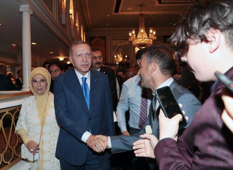 <p>Türkiye Cumhurbaşkanı Recep Tayyip Erdoğan, ABD'nin New York kentinde Türk-Amerikan Ulusal Yönlendirme Komitesi'nce (TASC) düzenlenen etkinlikte ABD'deki Türk, soydaş ve Müslüman toplumuyla bir araya geldi. Etkinliğe, Cumhurbaşkanı Erdoğan'ın eşi Emine Erdoğan da katıldı.</p>
<p> </p>
