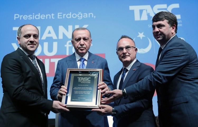 <p> TASC Eş Başkanları Halil Mutlu ve Günay Evinch Cumhurbaşkanı Erdoğan'a hediye takdim etti.</p>
<p> </p>