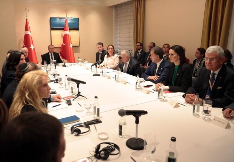 <p>Türkiye Cumhurbaşkanı Recep Tayyip Erdoğan, ABD'deki Yahudi kuruluş temsilcileri ile New York civarında yaşayan Musevi vatandaşları kabul etti.</p>
<p> </p>