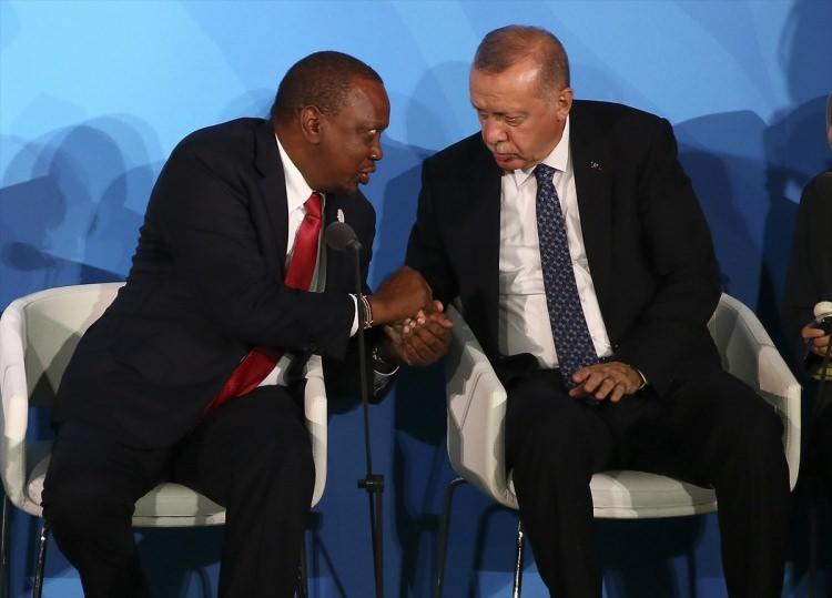 <p>Türkiye Cumhurbaşkanı Recep Tayyip Erdoğan New York’ta düzenlenen BM İklim Zirvesi’ne katıldı. Erdoğan, zirveye katılan Kenya Devlet Başkanı Uhuru Kenyatta ile sohbet etti.</p>
<p> </p>