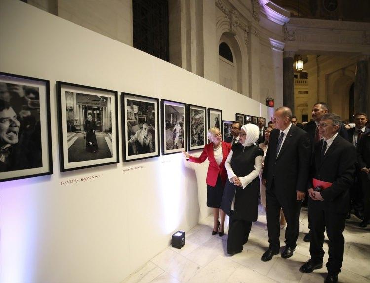<p>Türkiye Cumhurbaşkanı Recep Tayyip Erdoğan, Birleşmiş Milletler (BM) 74'üncü Genel Kurul görüşmeleri için bulunduğu New York'ta Alexander Hamilton ABD Gümrük Binası'nda Ara Güler Sergisi'nin açılışını yaptı ve Fahir Atakoğlu müzik dinletisi programına katıldı. Erdoğan, açılışın ardından eşi Emine Erdoğan ile birlikte sergiyi gezdi. Nobel Ödüllü bilim insanı Aziz Sancar da Cumhurbaşkanı Erdoğan'a eşlik etti.</p>
<p> </p>