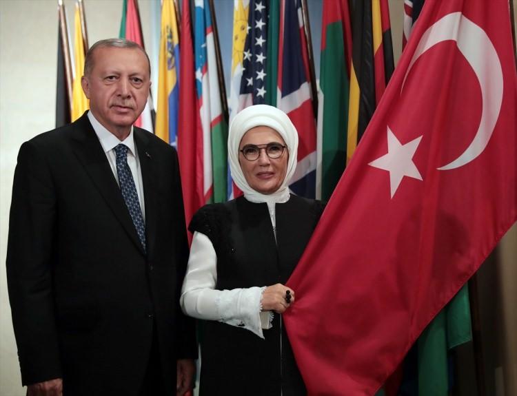 <p>Birleşmiş Milletler 74'üncü Genel Kurul görüşmeleri için New York'ta bulunan Türkiye Cumhurbaşkanı Recep Tayyip Erdoğan eşi Emine Erdoğan ile birlikte BM binasında Türk bayrağı önünde hatıra fotoğrafı çektirdi.</p>