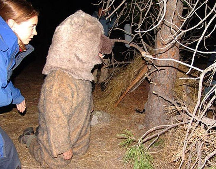 <p>Bear Grylls bir bölümde boz ayının geldiğini söyleyerek kampı terk ediyor. Ayı olarak gösterilen kişinin kendi ekibinden kostüm giymiş biri olduğu ortaya çıktı.</p>