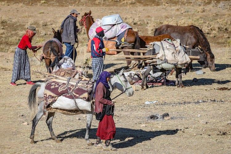 <p>Yolculuk sırasında gece çadırların kurulmasına yardım eden, yemek yapan, çocuklarına bakan kadınlar da ağır bir yükü omuzlayarak, aileyi bir arada tutuyor.</p>
<p> </p>