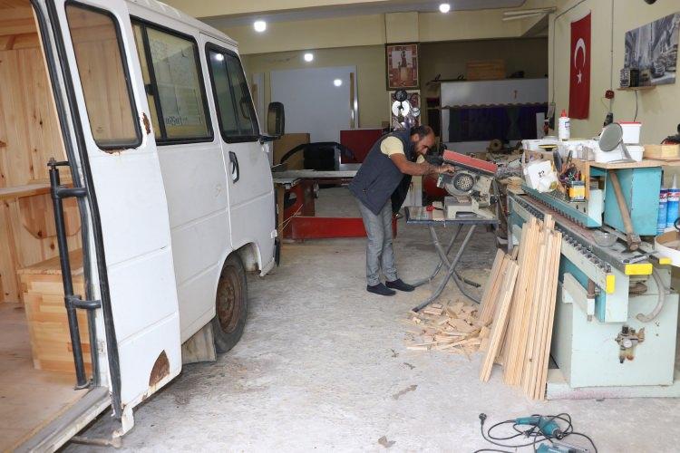 <p>Mutfak tezgahı, dolap, masa ve oturma yerinin bulunduğu araçların muayenesini, ruhsatını ve sigortasını yaptırmasının ardından trafiğe hazır hale getiren Akbaş, aracı 30-35 bin liraya satışa sunuyor.</p>
<p> </p>