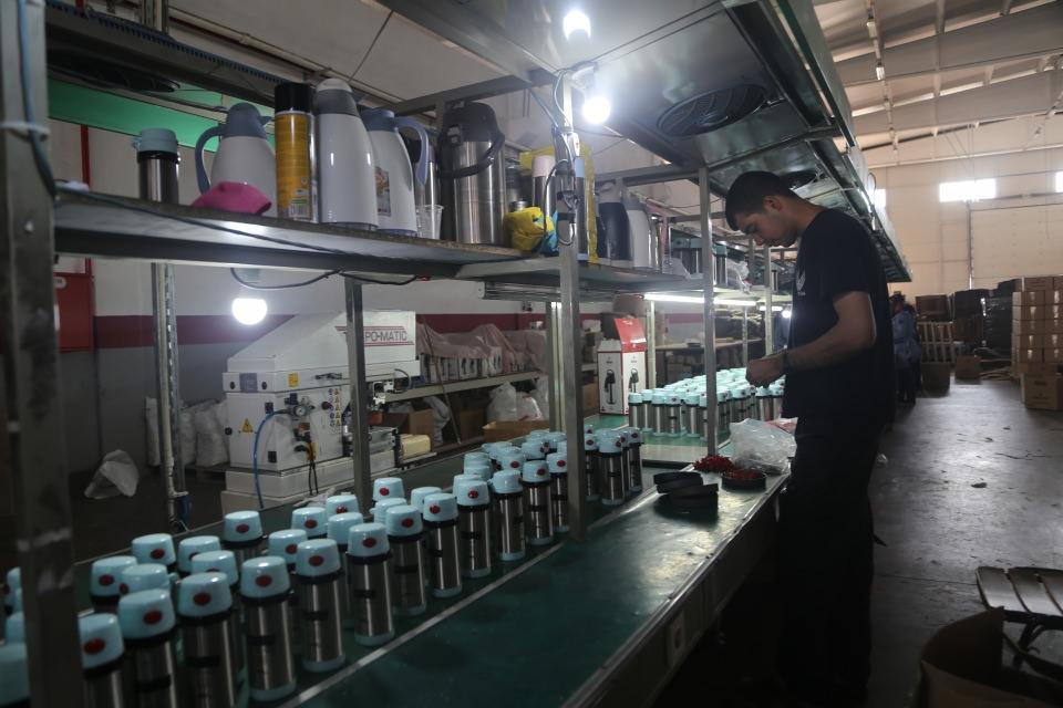 <p>Termosun temizliğinde deterjan kullanılmamasına gerektiğini aktaran Aydemir, "Üretilen ürünler, sağlığa uygun ve kaliteli. Tüketicilerin ürün kullanımında dikkat etmesi gereken şeyler var. Örneğin ürünü uzun süre kullanmak istiyorsanız termosu deterjanla yıkamayın. Deterjanda bulunan kimyasal ürüne zarar veriyor. Termosu sadece suyla temizleyin." dedi.</p>
<p> </p>