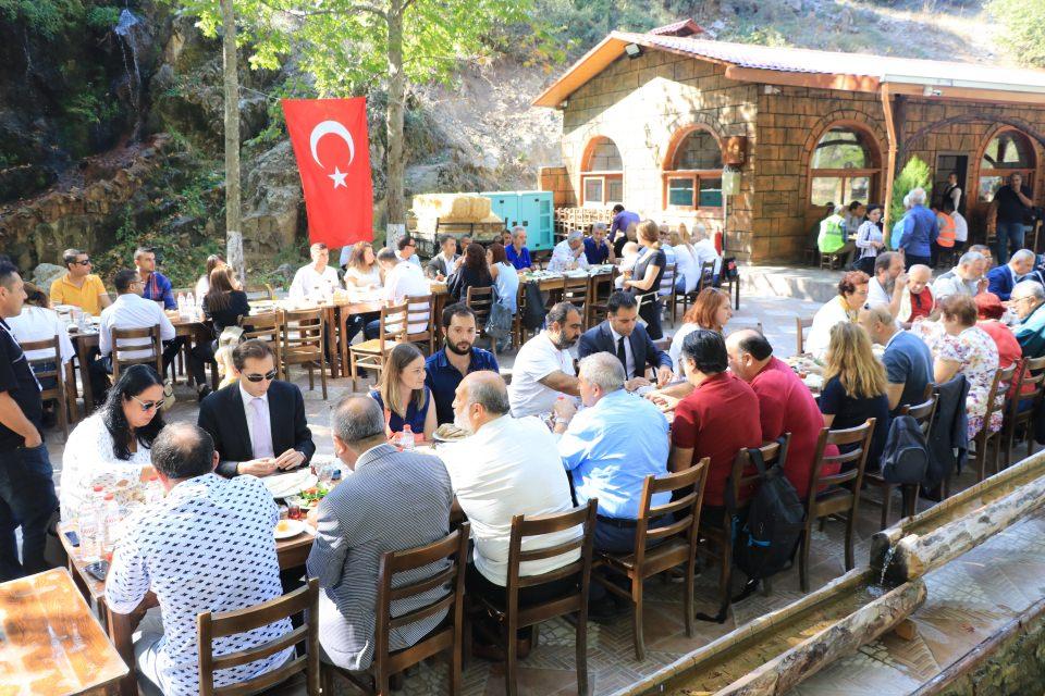 <p>Adana’da bu yıl üçüncüsü düzenlenen ‘Uluslararası Adana Lezzet Festivali’ kapsamında Pozantı ilçesine bağlı Belemedik Mahallesi'nde kahvaltı etkinliği düzenlendi.</p>
