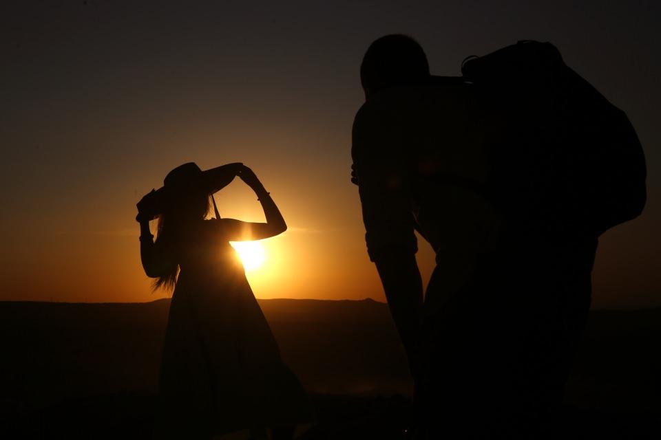 <p>Turistlerin yoğun ilgisini çeken Kapadokya'da güneşin batışının en iyi izlendiği nokta olarak bilinen Kızılçukur Vadisi, her yıl on binlerce yerli ve yabancı konuğu ağırlıyor.</p>
