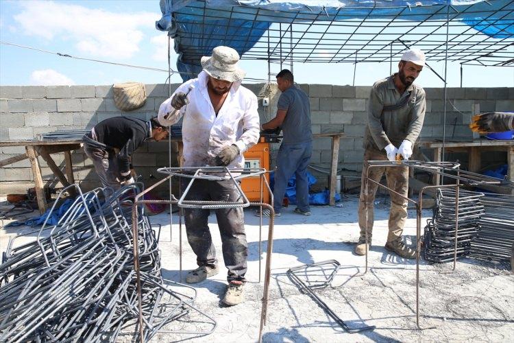 <p>Öte yandan, Suriye sınırındaki tel örgülerin yenileme çalışmalarının yapıldığı gözlendi.</p>
