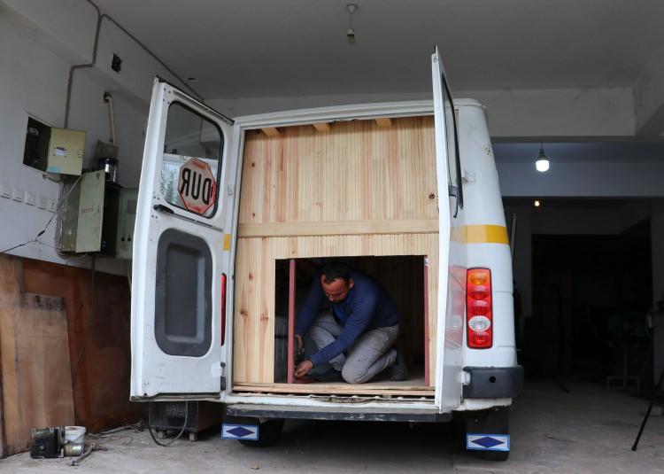 <p>Şu anda ülkenin hemen hemen her yerinde bine yakın aracımız var. Bunları alan arkadaşlarımıza da ekmek kapısı oluyor." dedi. </p>