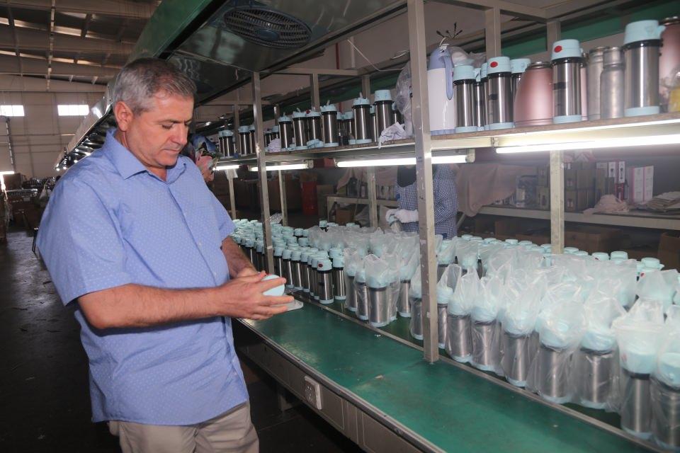 <p>Geçen yıl ülke ekonomisine 6 milyon dolarlık katkı sağladıklarına dikkati çeken Yılmaz, şöyle devam etti:<br />
"Bu yılın rakamları henüz belli değil ama gelecek yıl inşallah 10 milyon doları yakalamayı hedefliyoruz. Ülkemizin ve Şanlıurfa'mızın ekonomisine katkı sağladığımız için mutluyuz. Ürettiğimiz çelik termoslar 3 kıtada bulunan dünyanın 15 ülkesine gönderiyoruz. Daha önce Çin'de ithal ettiğimiz çelik çay termosları 201 çelikle üretim yapılıyordu. Biz 304 çelikle üretim yapıyoruz. 304 çelik mutfak sektöründe kullanılan en üst düzey çeliktir. Ürünlerimiz 0,33 mm ile 5 litre boyutundadır."</p>