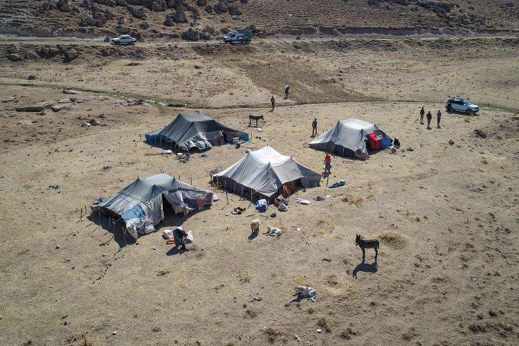 <p>Hayatlarının büyük bölümünü yaylalarda geçirdiklerini belirten Taş, "Van'daki yaylalarda 3 ay geçirip, havalar soğuyunca tekrar Mardin'e dönüyoruz. </p>
<p> </p>