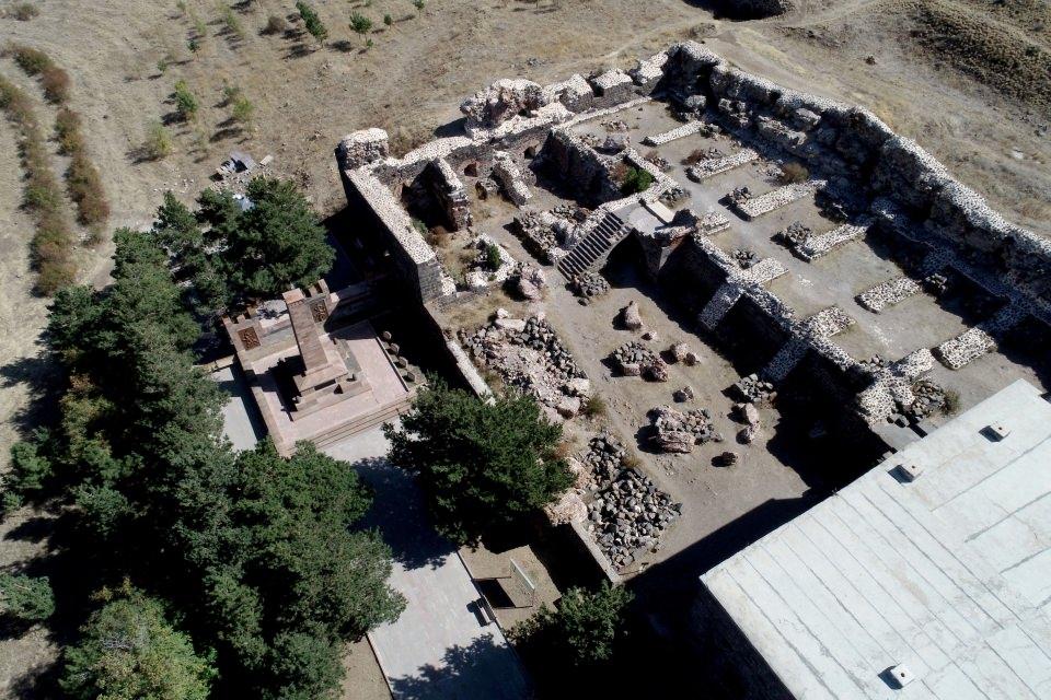 <p><strong>"Geçmişi anmak için geliyorlar"</strong></p>
<p>Türkiye'nin manevi değerleri ve tarihi bakımından Nene Hatun Tarihi Milli Parkı'nın önemine vurgu yapan Yüksel, şunları kaydetti:</p>
<p>"93 Harbi olarak adlandırılan 1877-1878 Osmanlı-Rus savaşında, Erzurum halkı o günkü şartlar içerisinde eline geçirdiği tüfeği, baltası, sopası ile yurt savunmasında katkıda bulunmak için tabyalara doğru hareket etti. Park, Osmanlı-Rus savaşı açısından önemli bir merkez olmuştur. </p>