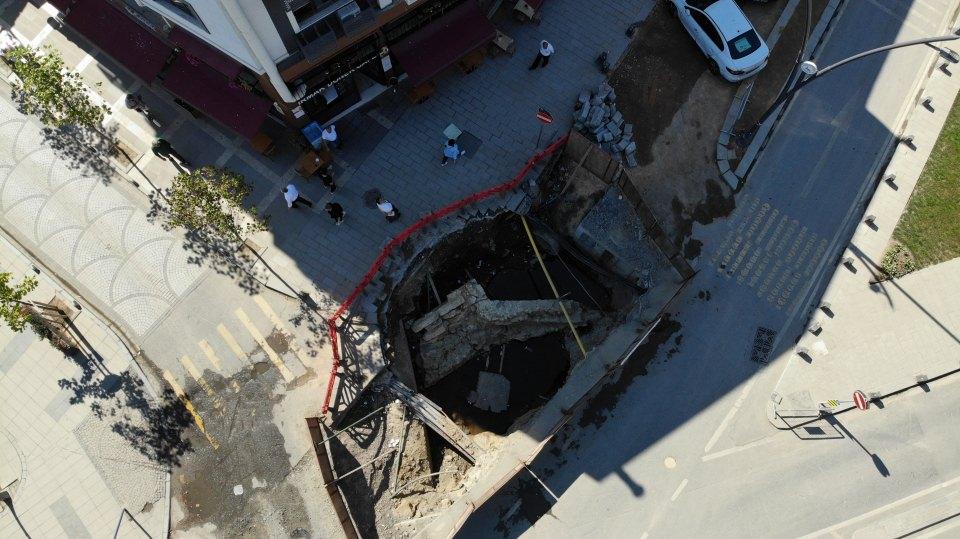<p>Üsküdar Mimar Sinan Mahallesi Çavuşdere Caddesi'nde atık su ve yağmur suyu kanallarının yenilenmesi çalışmaları sırasında asfaltın hemen altından tarihi kalıntılar çıktı.</p>

<p> </p>
