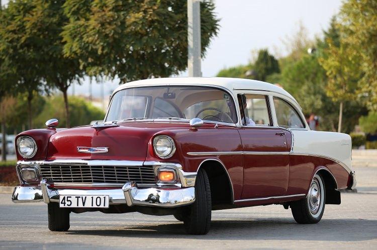 <p>Manisa'nın Turgutlu ilçesinde yaşayan 24 yaşındaki klasik otomobil tutkunu Uğur Tekindağ, 1956 model Chevrolet Belair marka klasik otomobilini, yüksek fiyatla satın almak isteyenlerin tekliflerine olumsuz yanıt veriyor.</p>
