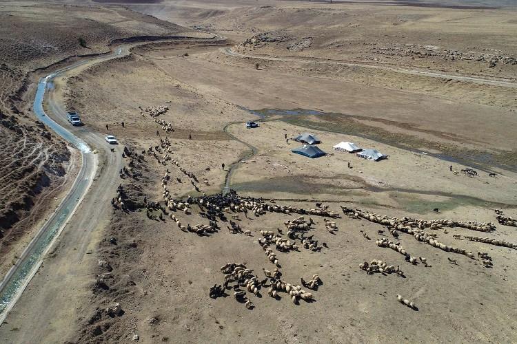 <p>Havalar soğuduğu için sobalarımızı yakmaya başladık. Yayla süreci ile 4 aydır yollardayız.</p>