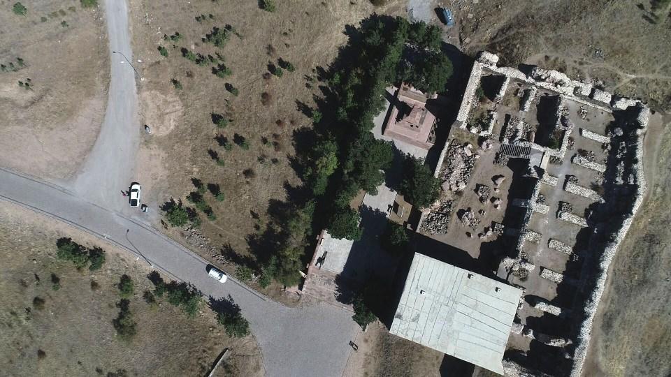 <p>Yüksel, Nene Hatun Tarihi Milli Parkı'nın geçmişin izlerini taşıyıp bunların gelecek kuşaklarca bilinmesi açısından önemli olduğunu belirterek, parkın hem Erzurum hem de Türkiye açısından önemli turizm kaynağı olduğunu dile getirdi. </p>
<p> </p>