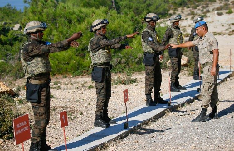 <p><strong> "Kursiyerlerimiz gayet ilgili"</strong></p>
<p>Eğitmenlerden Teğmen Önder Yıldız, AA muhabirine yaptığı açıklamada, halen 10 Somalili polise eğitim verildiğini ve çalışmaların verimli geçtiğini söyledi.</p>