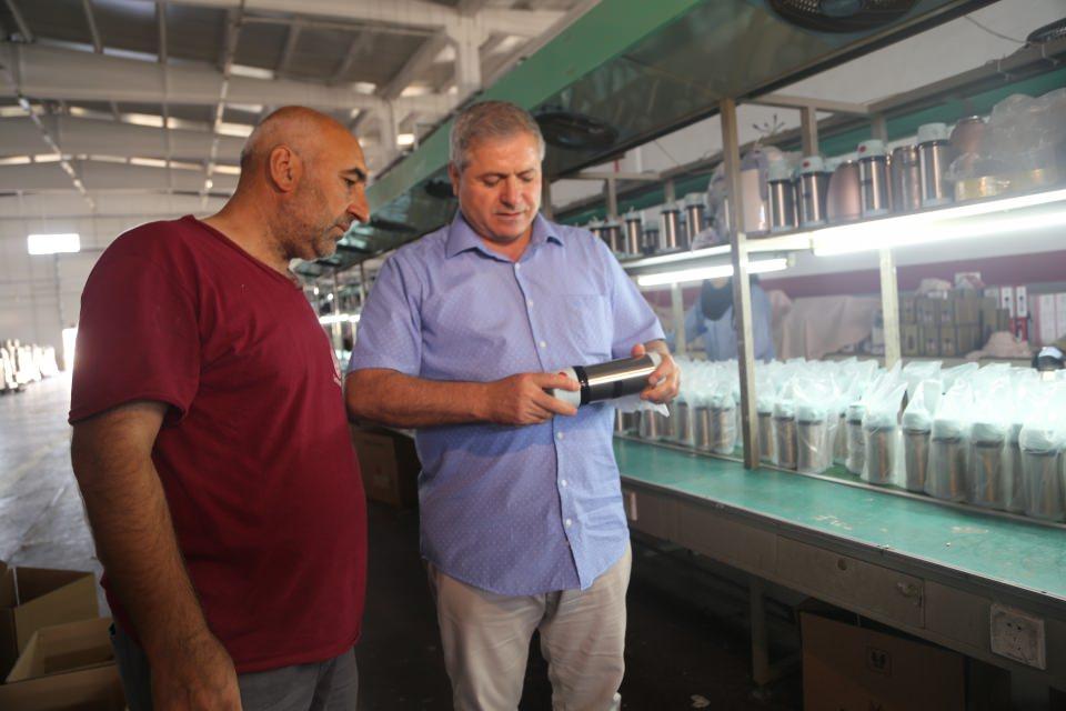 <p> "Termosun ortalama ömrü 5 yıldır"</p>
<p>Ürettikleri termosun garantili olduğuna işaret eden Yılmaz, şunları kaydetti:</p>
<p>"Bir ürün aldığınızda içine bakıp 304 logosu varsa iyi çelikten üretilmiştir, gönül rahatlığıyla kullanabilirsiniz. Bir termosun ortalama ömrü 5 yıldır. Tüketiciler termosun ömrünü uzatmak istiyorlarsa bazı şeylere dikkat etmeleri gerekiyor. Sıcak için kullanacaksa termosu sıcak suyla çalkalayıp kullanması gerekir. İçinde içeceğin daha uzun süreli sıcak tutmasına yardımcı olacaktır. Aynı şeyi soğuk için kullanacaksa bunlara dikkat etmesi gerekir. Bizim ürünlerimiz 12 saat sıcağa, 24 saatte soğuya garantili veriyoruz."</p>