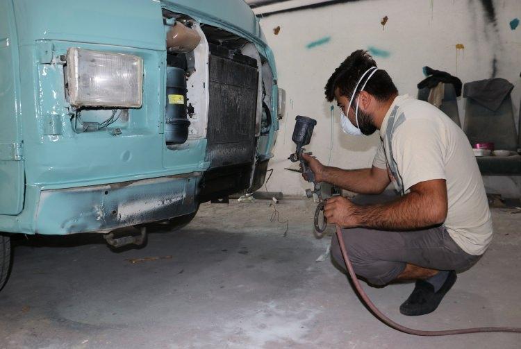 <p>Trafikten çekilen araçları sahiplerinden satın alan Akbaş, 5 kişilik bir ekiple araçların söküm ve boyama işlemlerinin yanı sıra demir profil ve ahşapla iç dekorasyonunu yapıyor. </p>

<p> </p>
