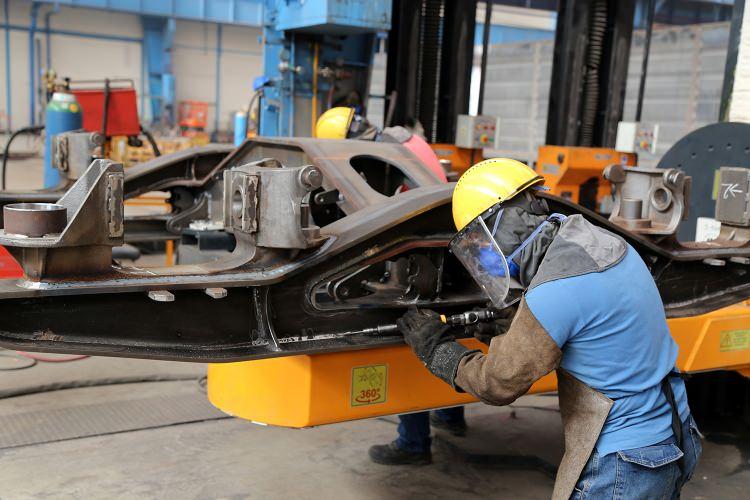 <p>"Vagonun en önemli parçası olan boji üretiminde robot kaynak teknolojisi kullanıyoruz. Vagon Üretim Fabrikası Boji Şubesi'nde konumlandırdığımız, 3 istasyon ve 5 robot kolundan oluşan Robot Kaynak Ünitesi sayesinde şirketimizin boji imalat kapasitesini, ihtiyaç duyulması halinde yıllık 4 bin adete kadar çıkarabiliyoruz." </p>
<p> </p>
