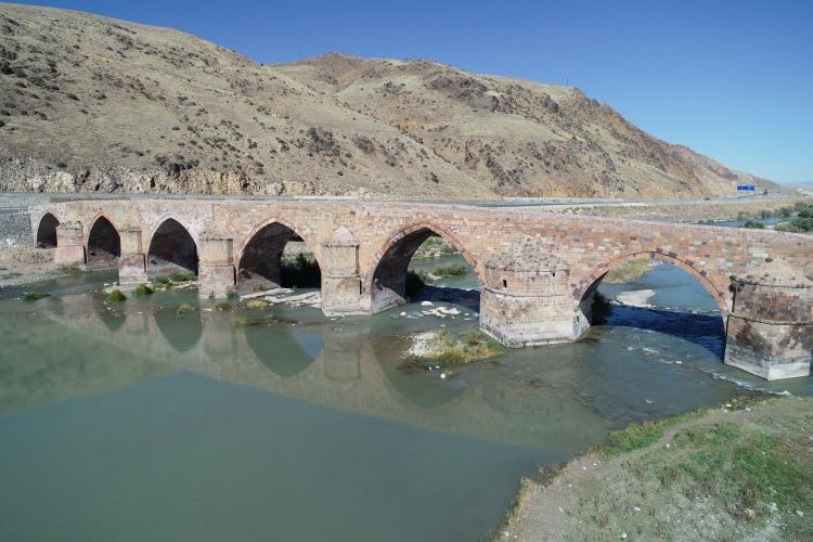 <p>- "Sağlam bir altyapıya sahip"</p>

<p>Köprünün altyapısının çok sağlam olduğuna işaret eden Özkan, "Ahşabın esneme kabiliyetinden dolayı köprü sağlam bir şekilde durmuş ve bugüne gelmiş. Ardıç ağaçları köprünün temelinde kullanılmış. Ayakların oturabileceği rahat bir altyapı hazırlanmış ve en az 3-4 metre su yatağının altına yerleştirilmiş." dedi.</p>
