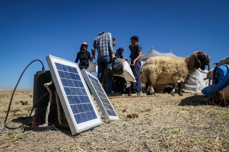 <p><strong>En ağır yük kadınların omuzlarında</strong></p>
<p>Göçerlerden Rabia Bulut ise Başkale ilçesindeki yaylalardan Mardin'in Midyat ilçesine gitmeye çalıştıklarını, bu yolculuğun günlerce sürdüğünü anlattı.</p>