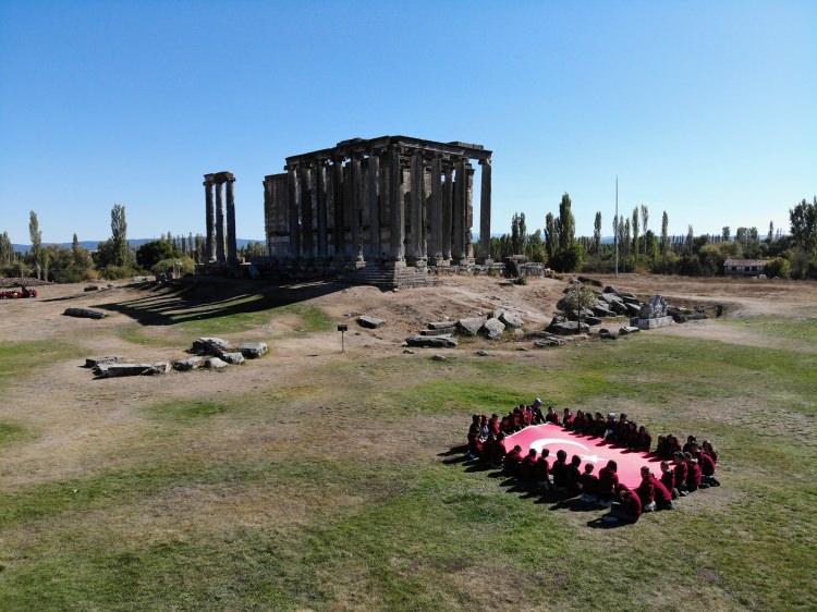 <p>Projenin temel amaçlarından birinin hem çocuklara okuma sevgisi kazandırmak hem de ilin tarihi mekanlarının tanıtımına katkı sunmak olduğunu dile getiren Başyiğit, "Bu kadar güzel bir tarihi zenginliğe sahip mekanda, okumak gibi güzel bir eylemi gerçekleştirmek de bizim için çok önemliydi. </p>
