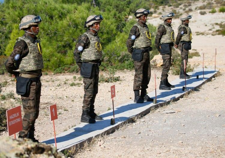 <p>Alanlarında uzman Türk eğitmenler tarafından 6 hafta süren kursta temel tahrip, kara mayınları, el yapımı patlayıcı düzenekler ve müdahale yöntemleri, mühimmat bilgisi, patlama sonrası olay yeri inceleme, meskun mahallelerde kapı ve duvarlardan geçit açma, mayın ve el yapımı patlayıcı maddelerle mücadelede kullanılan teknik cihazlar konuları da anlatılıyor.</p>

<p> </p>

