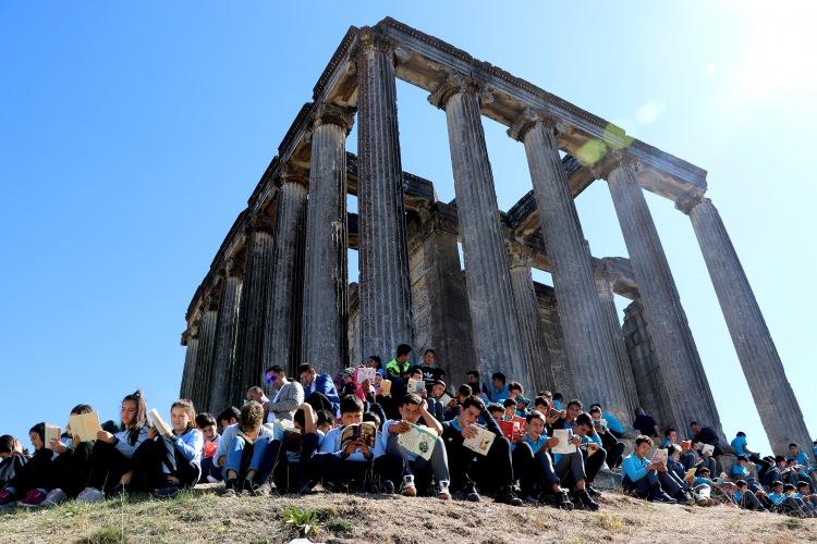 <p>İl Milli Eğitim Müdürü Hasan Başyiğit, AA muhabirine, Türkiye'nin her yerinde geçmişe ışık tutan önemli tarihi yapılar olduğunu söyledi.</p>
