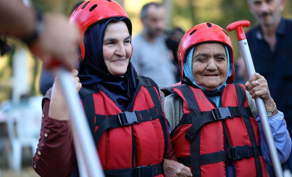 <p>Düzce'de Dünya Yaşlılar Günü dolayısıyla düzenlenen etkinlikte, yaşları 65 ila 80 arasında değişen köy sakinleri Melen Çayı'nda rafting yaptı.</p>
