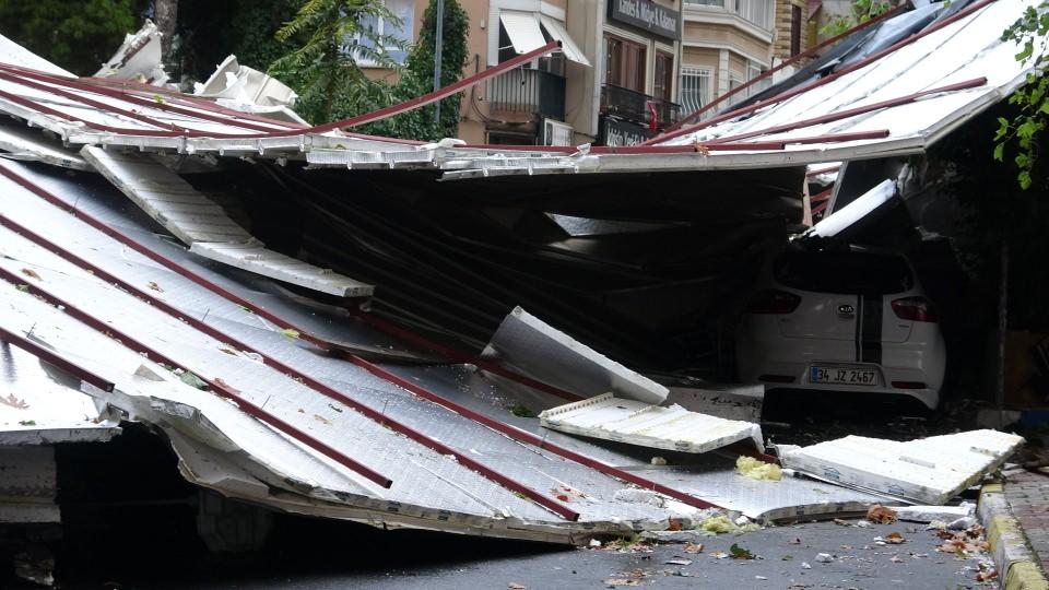 <p>Maltepe Küçükyalı Caddesi üzerinde bulunan bir okulun çatısı, şiddetli rüzgar nedeniyle koparak çöktü.</p>

<p> </p>
