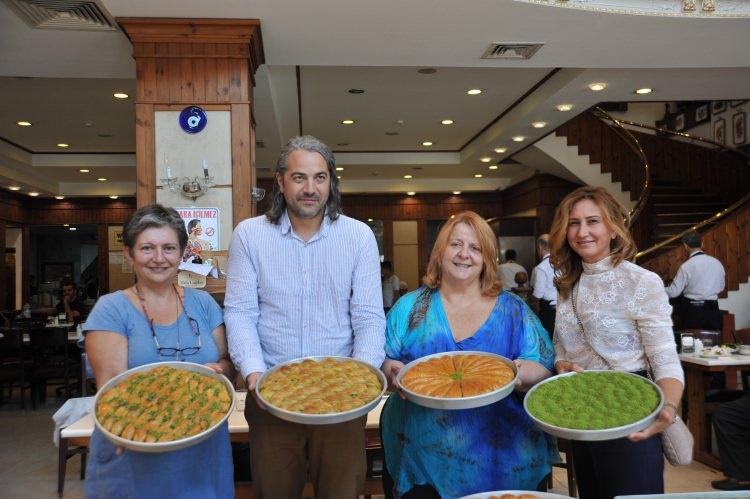 <p>Aynur Tattersall, AA muhabirine yaptığı açıklamada, Londra'da uzun yıllardır gazetecilik yaptığını, gastronomi alanında da yazılar yazdığını söyledi. </p>

<p>Yunan gazetecilerin 3 gündür kenti gezdiğini belirten Tattersall, şöyle devam etti:</p>

<p>"Gaziantep'in sadece yemekleriyle değil insanlarıyla da çok özel bir şehir olduğunu söylediler. Bugün de baklavayı yakından görmek istediler. Baklavanın gerçekten Türkiye'ye ait olduğunu ve Gaziantep'te özel olarak yapıldığını bildikleri için buraya gelmek istediler. Çok ünlü yemek ve seyahat yazarları. Ne kadar fıstık konulduğunu, ne yağı kullanıldığını, özelliğini her şeyini bilmek istediler. Bana, 'Gerçekten böyle bir baklavayı daha önce tatmadık, yemedik. Gidince dergilerimizde yer vereceğiz. Okurlarımıza buraya gelmelerini ve baklavayı burada yemelerini tavsiye edeceğiz' dediler."</p>
